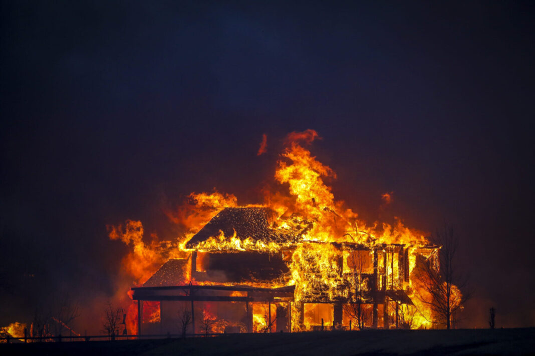 wildfire-burns-through-la-enclave-known-for-its-beaches-and-celebrity-allure