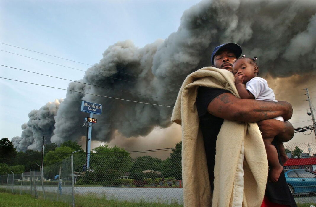 la-residents-wake-up-to-inferno-skies-and-charred-homes