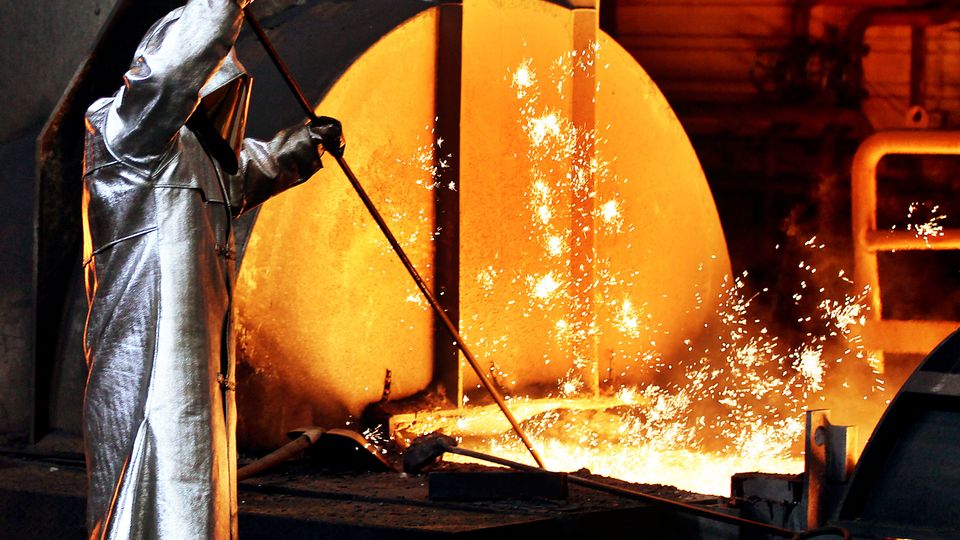 uk-economy-disappoints-despite-return-to-growth