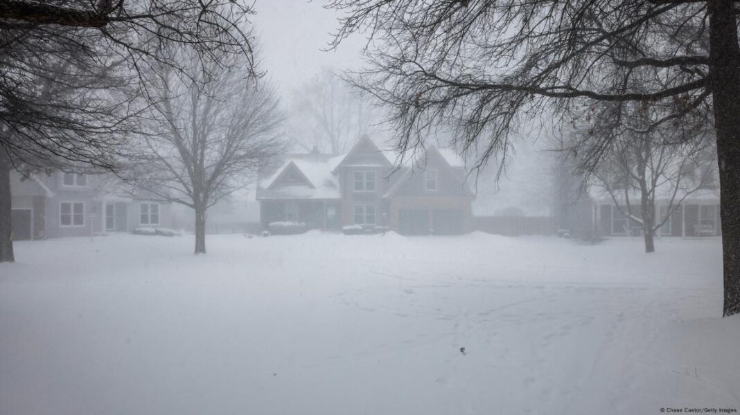 winter-storm-spreads-across-the-deep-south,-creating-icy-danger-and-snowy-fun winter-storm-spreads-across-the-deep-south,-creating-icy-danger-and-snowy-fun