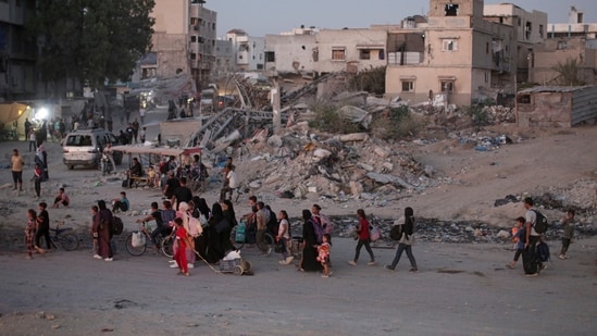 Thousands of Palestinians return to north Gaza