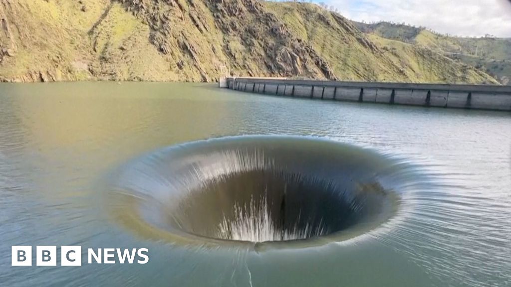 plughole-like-dam-creates-mesmerising-water-display plughole-like-dam-creates-mesmerising-water-display