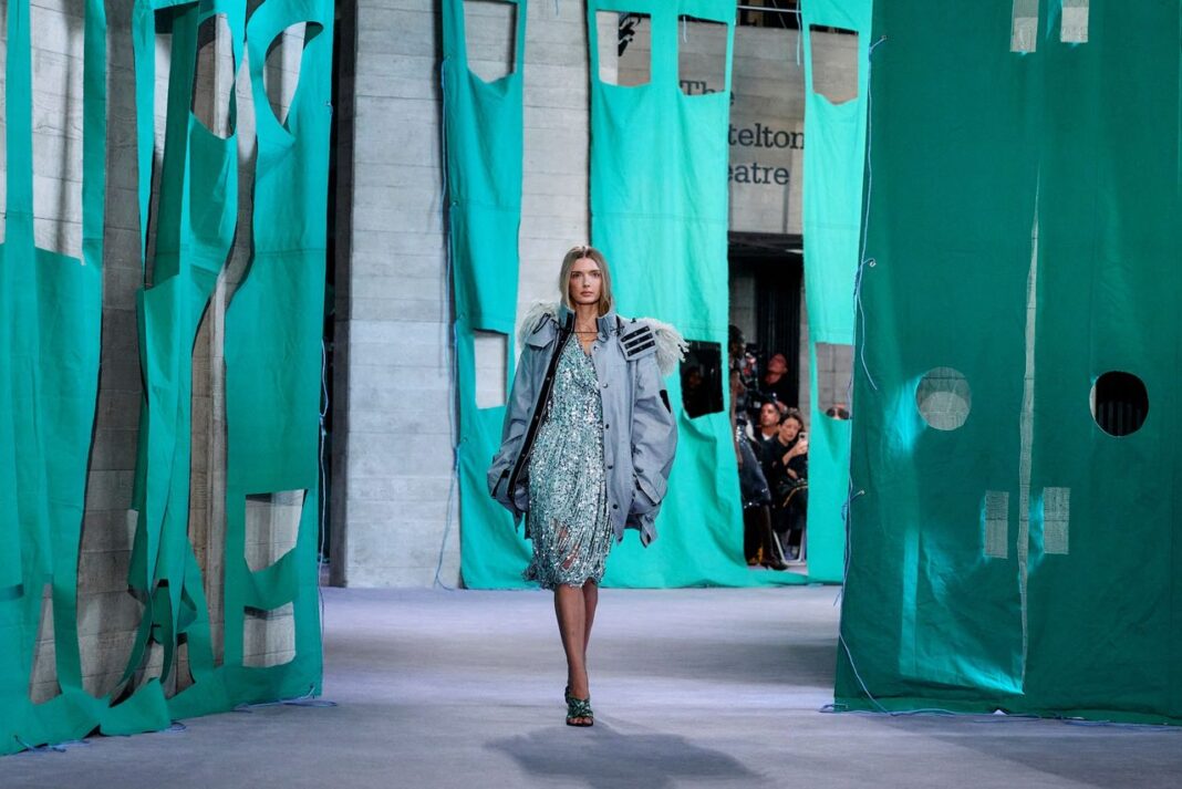 london-fashion-week-in-photos:-florence-pugh,-fake-snow,-wedding-gowns london-fashion-week-in-photos:-florence-pugh,-fake-snow,-wedding-gowns