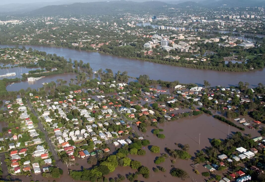 queensland-floods:-highway-cut-off-as-australian-disaster-worsens