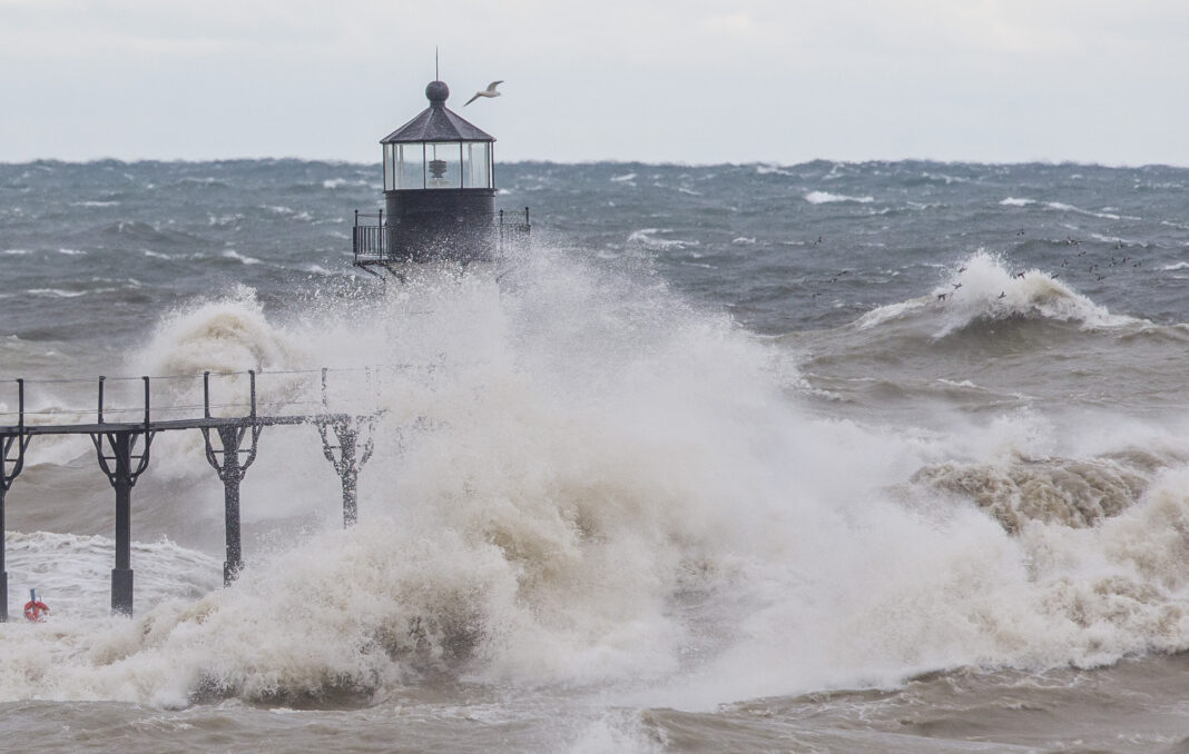 powerful-us-storms-kill-2-and-bring-threats-from-critical-fire-weather-to-blizzard-conditions