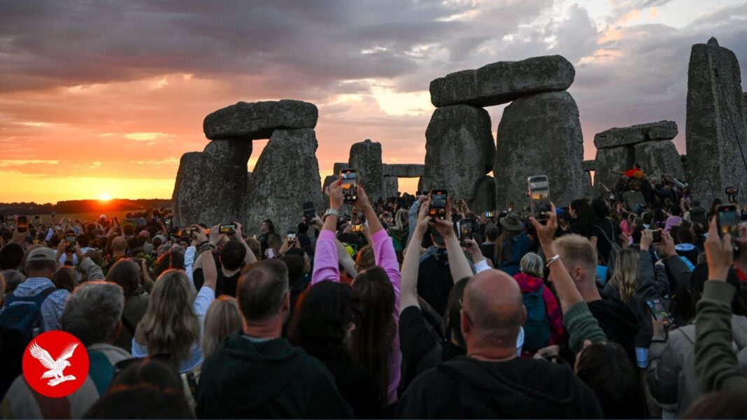 sunrise-at-stonehenge-draws-druids,-pagans-and-revelers-to-celebrate-the-summer-solstice