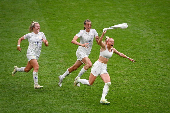 england:-lionesses-manager-sarina-wiegman-duets-with-burna-boy-at-euro-2025-ceremony