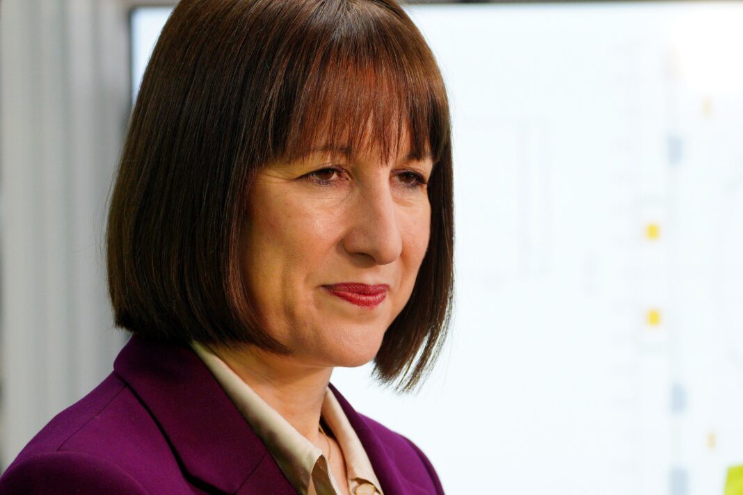 Rachel Reeves to guarantee paid work for young people unemployed for 18 months