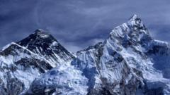 snowstorm-traps-1000-people-on-slopes-of-mount-everest