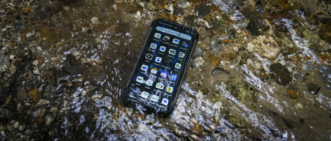 i-reviewed-the-8849-hike-rugged-phone-and-with-a-big-battery-and-built-in-flashlight-it
