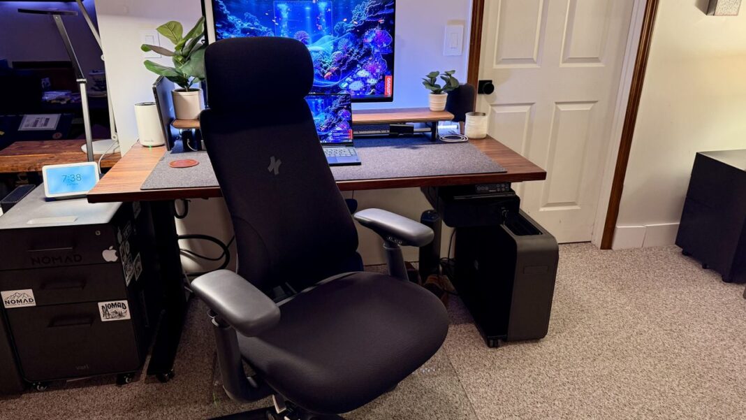 the-libernovo-omni-has-me-reconsidering-everything-i-thought-i-knew-about-office-chairs