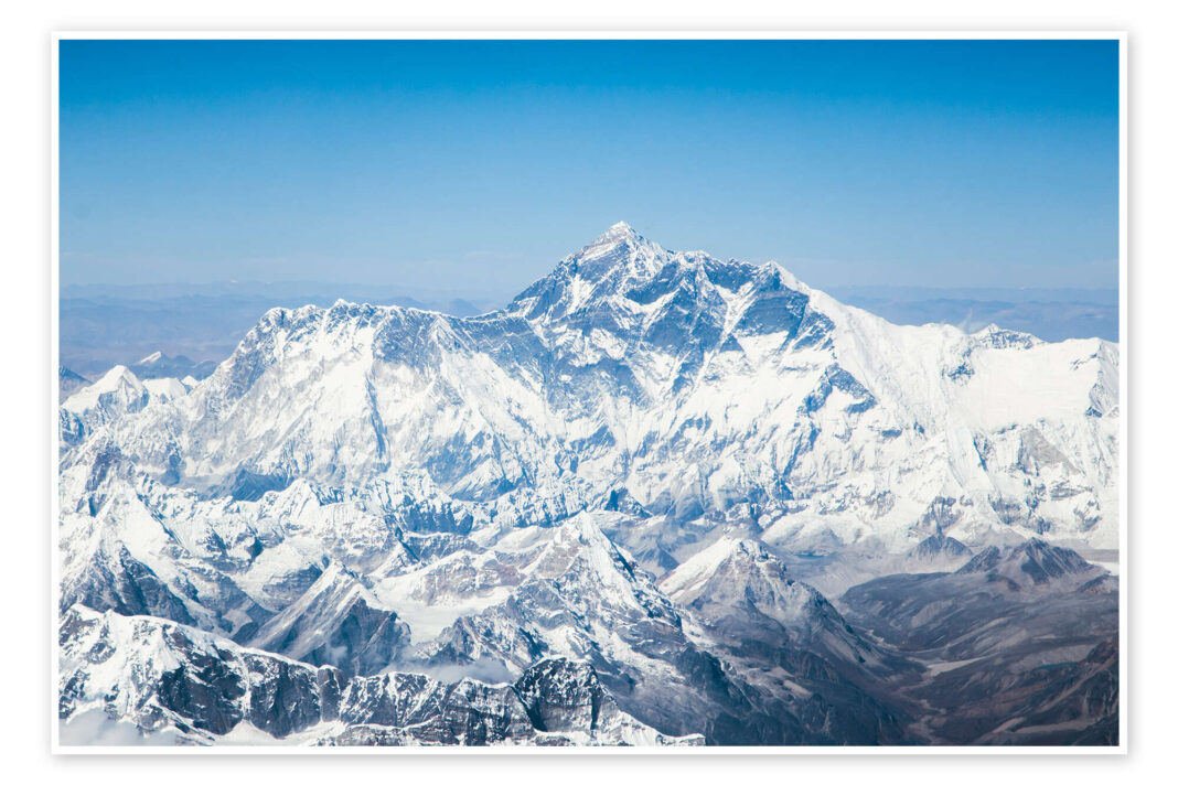 mount-everest:-rescuers-race-to-reach-stranded-hikers