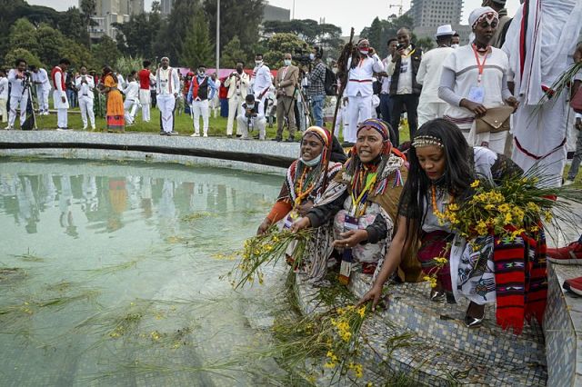 irreecha:-selfies-and-singing-as-ethiopia’s-oromo-people-celebrate-thanksgiving