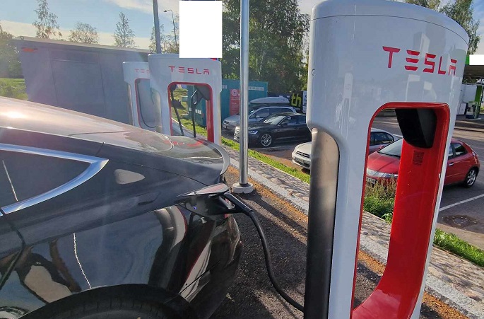 tesla-investigated-over-self-driving-cars-on-wrong-side-of-road