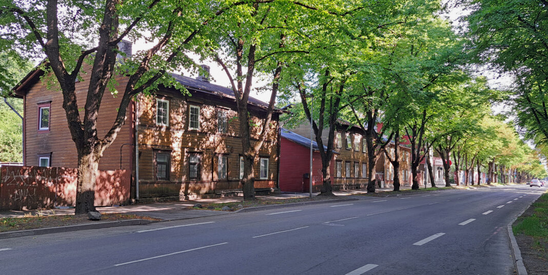 Wall Street veers back upward after Trump softens his criticism of China