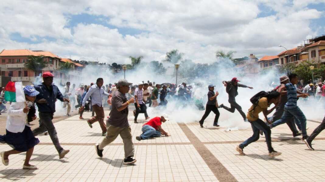 madagascar-crowds-cheer-as-military-unit-seizes-power