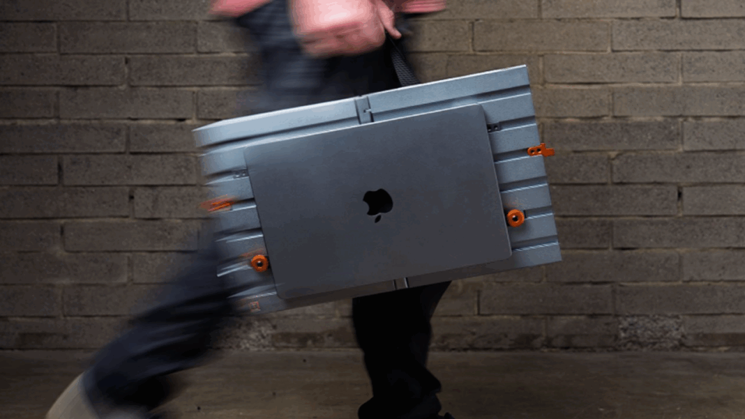 this-portable-desk-holds-your-macbook-pro-like-a-coffee-tray