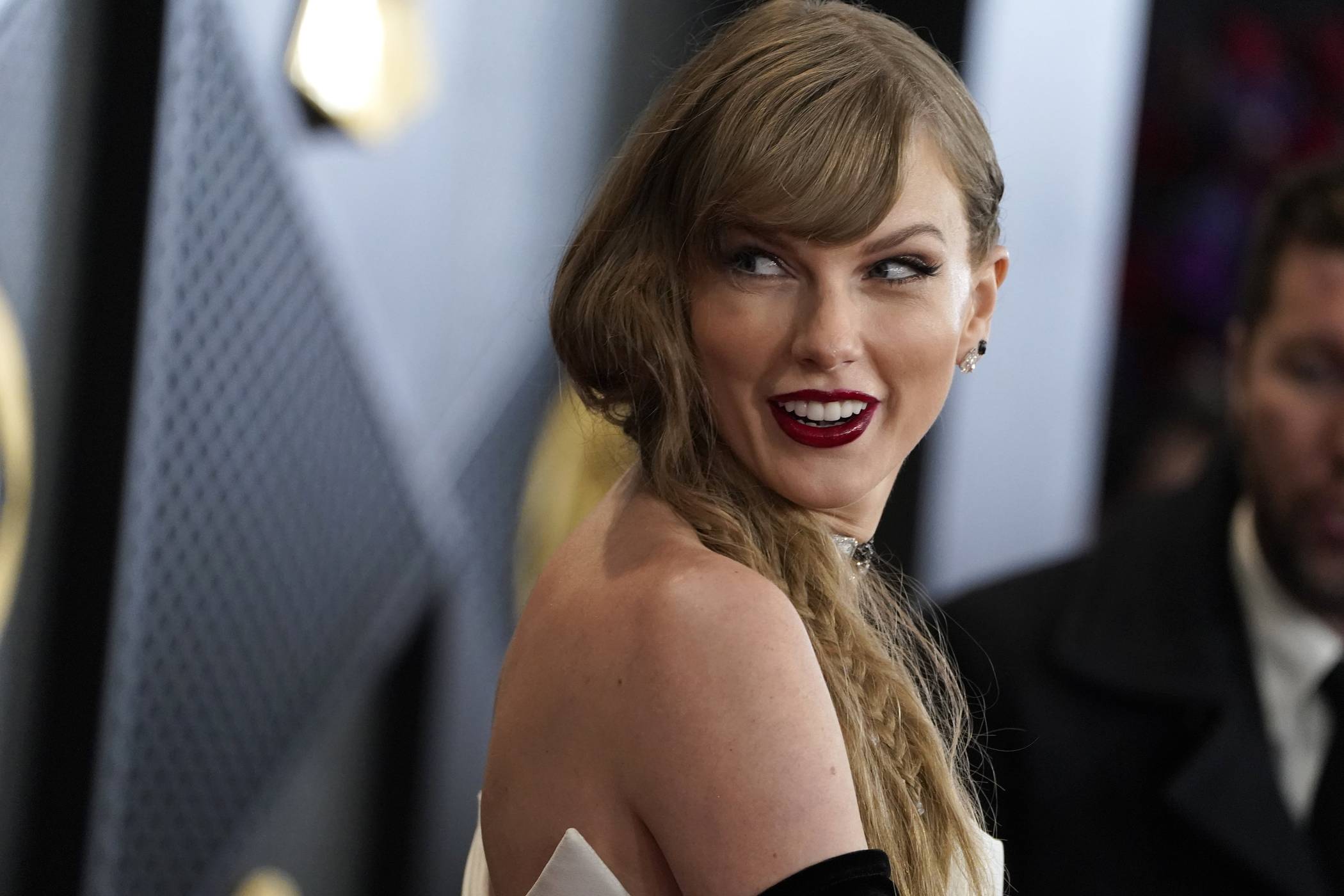 taylor-swift-fans-flock-to-german-museum-to-see-ophelia-painting