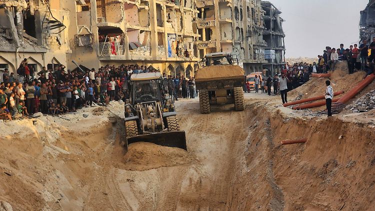 israel-says-hamas-hands-over-‘2-coffins-of-deceased-hostages’-to-the-red-cross-in-gaza