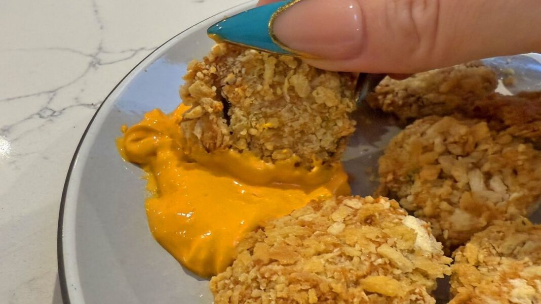 these-air-fried-pickles-are-so-good-they’ve-converted-even-non-pickle-eaters-into-fans