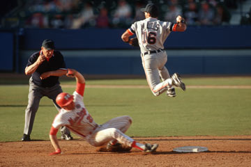 double-plays-and-errors-send-mariners-to-first-game-7-still-seeking-their-world-series-debut