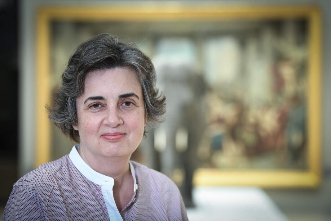 louvre-director-acknowledges-failure-after-jewel-heist-and-says-she-offered-to-resign
