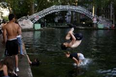 parisians-cool-off-in-canal-amid-‘red-alert’-heatwave parisians-cool-off-in-canal-amid-‘red-alert’-heatwave