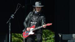 trnsmt-fans-shake-off-scotland-loss-with-sun-soaked-fratellis-sing-a-long trnsmt-fans-shake-off-scotland-loss-with-sun-soaked-fratellis-sing-a-long