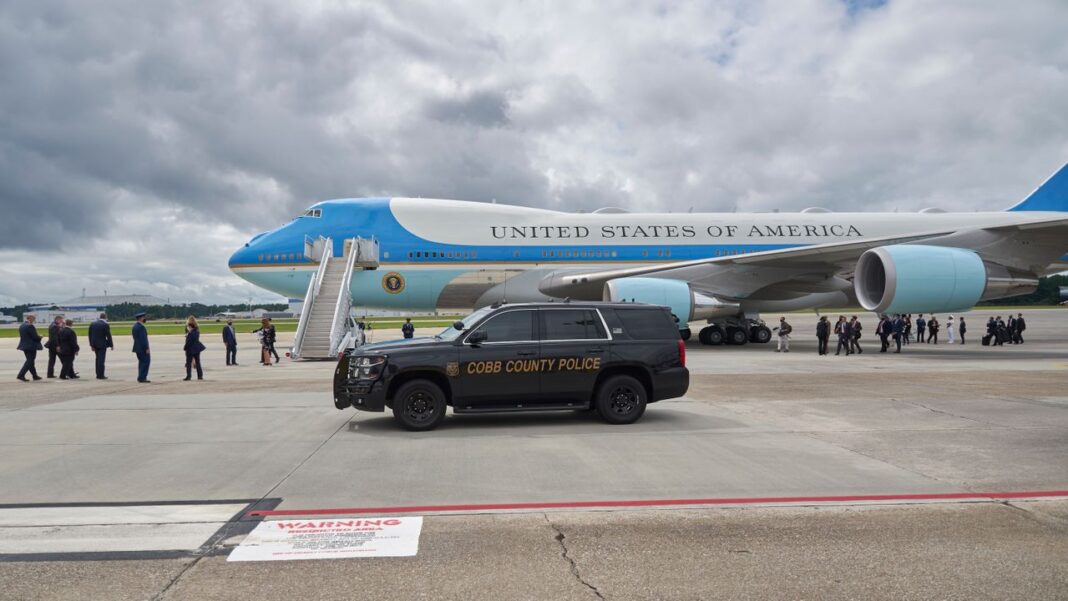 US Secret Service personnel are putting the lives of America’s VIPs at risk by refusing to use government-issued phones us-secret-service-personnel-are-putting-the-lives-of-america’s-vips-at-risk-by-refusing-to-use-government-issued-phones