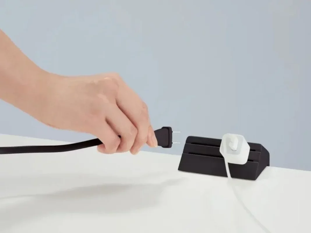 This sleek Japanese power strip finally fixes your office desk this-sleek-japanese-power-strip-finally-fixes-your-office-desk